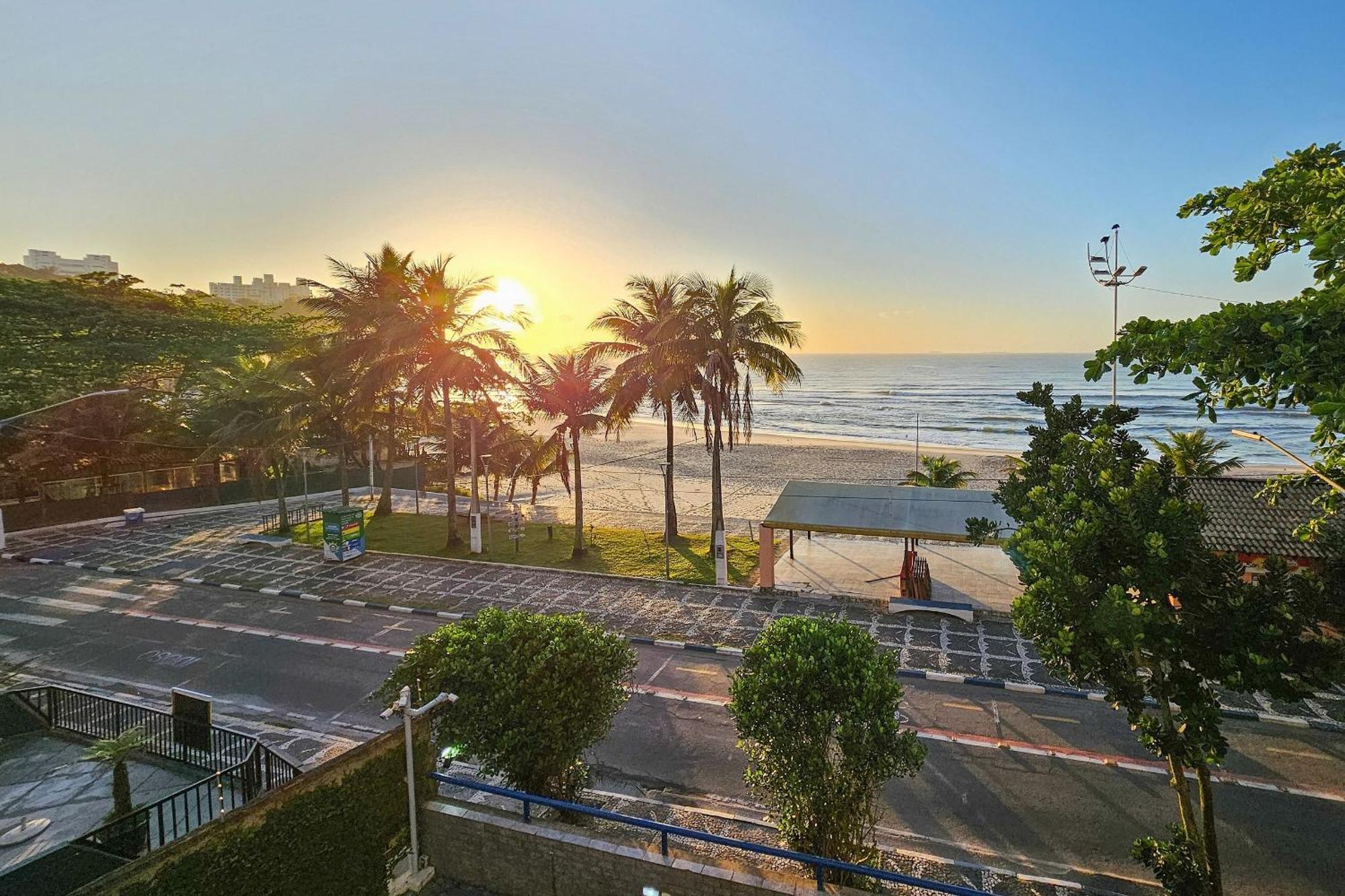 1E - Pé na areia do Guarujá - Praia do Tombo Exterior foto